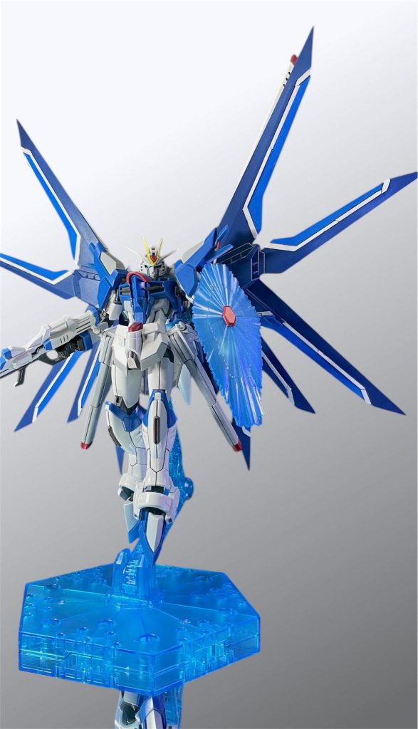 ホントはデカールでも貼りたかったんですが、コンパスのマークが無い状態でコーションやらなんやら貼ってもいまいちキマらない気がしたので、今回はデカール無しにしています😌 公式でSEEDフリーダム用のデカールが発売されたりしたら、その時に貼ってあげたいですね😊