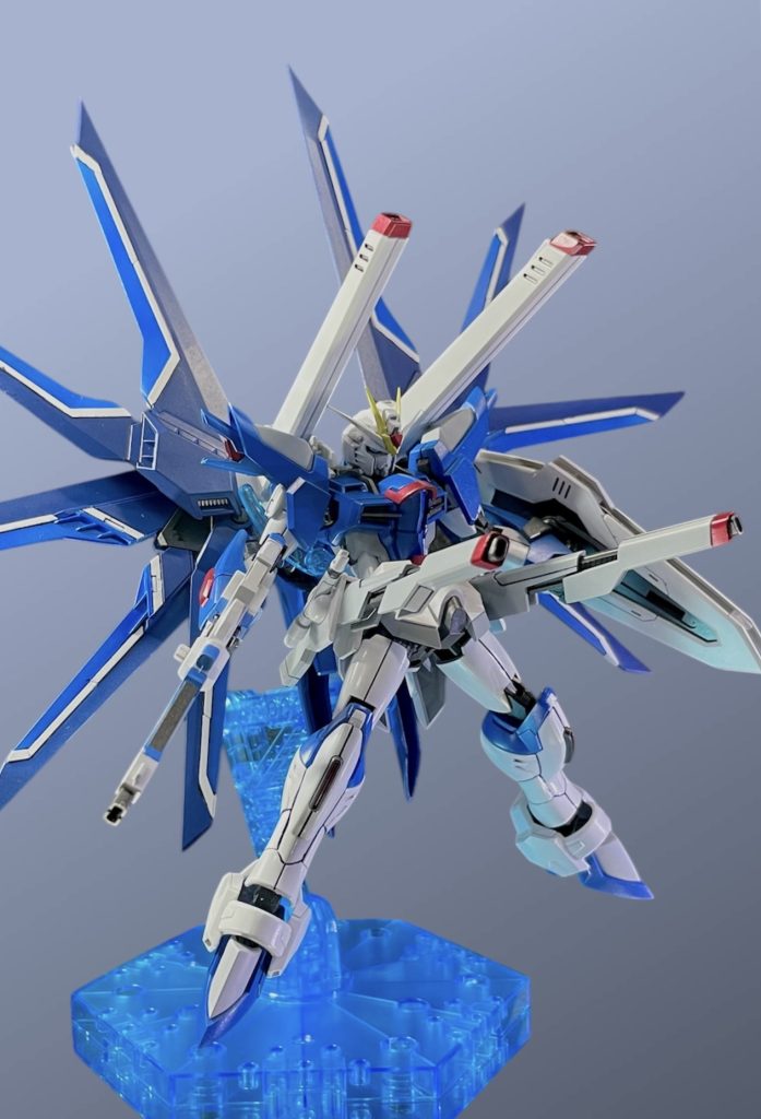 これだけ羽を広げたりすると、ストライクフリーダムなんかにも引けを取らない迫力を持つライジングフリーダム！ ガンプラを組んでみて、ますます気に入りました✨