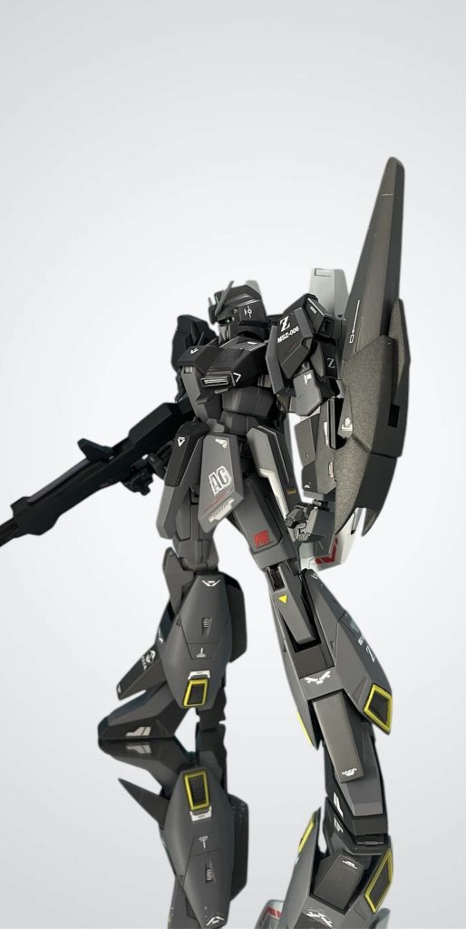 造形に関しては特に何もいじってはいないですただ、ちょっと顔が野暮ったく感じられたので頬あてやマスク部分等をシャープな印象になるように削り込みました🫡