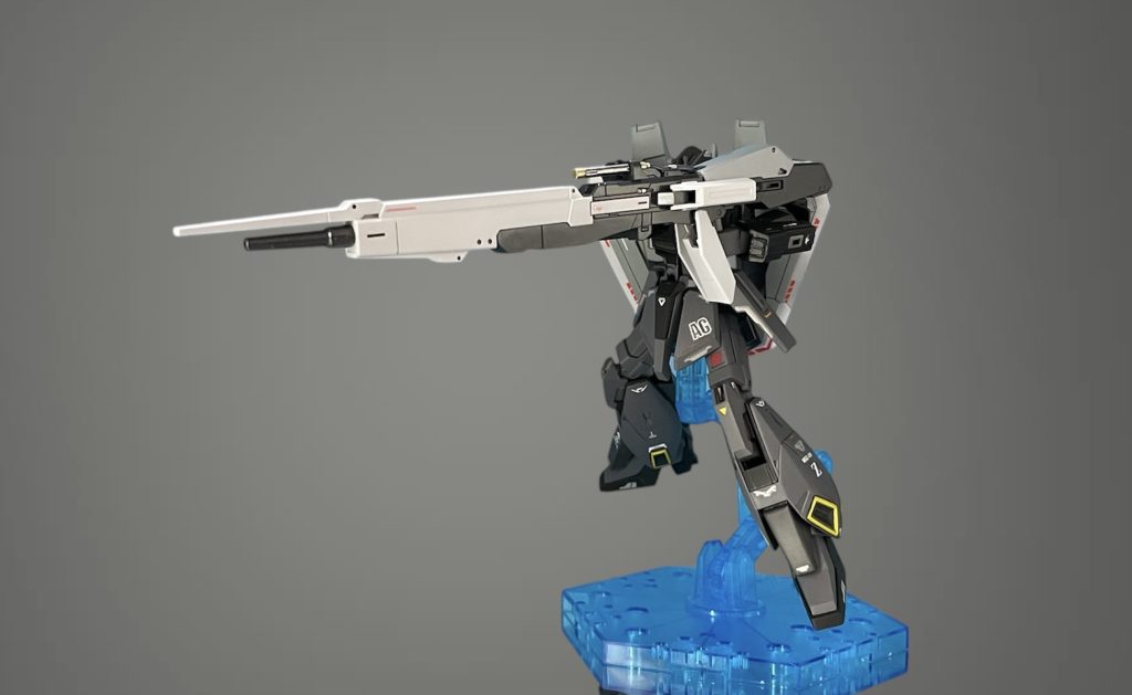 これ構え方がちょっとよく分からなくて・・塗膜を気にしながらあれこれポージングをやってるとパーツ(特に肩)から「ギリ・・キキ・・キィ・・🥶」っとなんとも心臓に悪い音がするんでヒヤヒヤしながら触ってました💦