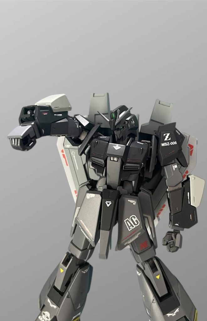 黒とは言っても全身ただ真っ黒では面白く無いかなぁと思い、グレーと黒を織り交ぜる事で間延びしないようにしてみました☝🏻 グレーは、私がお気に入りでよく使う「ファントムグレー」です👍🏻 基本的にはおまかせしてくれた感じだったんですが、おおまかなお題である「全体的に黒で差し色で黄色」を私なりに再現してみましたあとの細かい部分は私の趣味に突っ走りました デカールもそうですし、武器類やウイング部分を本体色とは別にする・・っとか