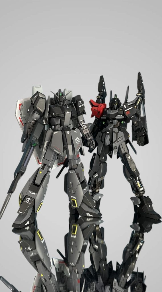 奇遇なことにカラーリングコンセプトが似ていた百式と一緒に撮影してみました まぁ黒いZガンダムっていうお題を頂いた時からこのツーショットを想定して作っていたので似るのも仕方がないですね😏 久しぶりに百式も引っ張り出してみて、そしてこーしてツーショットを撮ってみましたが、良い1枚が撮れました😊