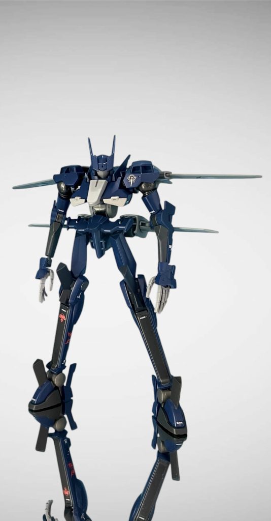 今回も私の使用頻度が高い「ティターンズブルー2」を基調としたカラーリングで作ってみました✨ 今回使用したキットはフラッグカスタムですが、ユニオンフラッグと言えば劇中の爽やかなスカイブルーが印象的ですよね☝🏻 ですが今回はちょっと渋い雰囲気が出せればと思い、このカラーリングをチョイスしました