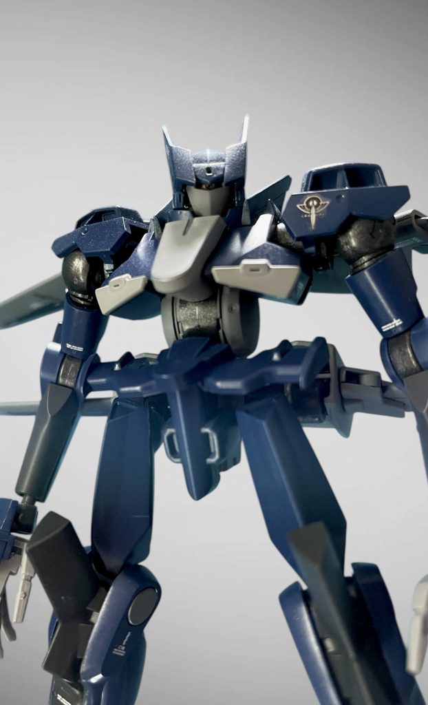 今回ちょっぴり私の趣味を反映させたポイントとしましては、カラーリングもそうなんですが各所に散らしたタトゥーデカール そして頭部のマスクにあたる部分と言いましょうか、皆さんご存じの通りフラッグと言えばマスクもクリアパーツとなっているんですが、もっと「眼」を引き立たせてあげたいと考えて、あえてマスクを塗りつぶしました☺️ そして、サムネにもある通り耳にあたる部分に「dope」のデカールを貼って、「オレ専用機」みたいなテーマで作ってみました👍🏻