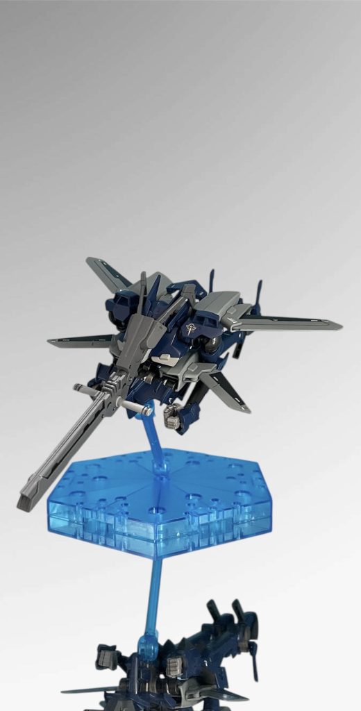 でも、動かし方にクセがあるものの動かし方さえ分かればフラッグの可動域って結構凄いんですよね😳 もちろんベースが似たような構造をしているイナクトも凄いんですが、思い返してみるとティエレンもグリグリと動かせたような気がします・・ そう考えると第1期のラインナップで既にガンプラの進化はだいぶ進んでいたのかもしれませんね(笑