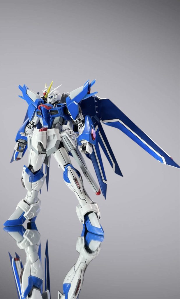 さてさて、ソリッドクリアのライジングフリーダムを全塗装で組み立てました😌 そのままクリアを活かすかどうか悩んだんですが、ひとまず素のライジングフリーダムが手元に欲しいと思ったので、塗装しました☺️