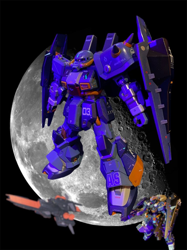T3部隊でTR-2としてテストが行われていた試作兵器“ビグウィグ”。ハイザックを中核としたこの遠距離砲撃戦システムは、試験中の暴走事故により開発が中止されていたが、UC0086年、その代替案とも言える機体がアスワンに持ち込まれていた。「ハイザック・カスタム?」カール・マツバラは久々にアスワンに乗艦したテオドロ・ウルバーニ技術主任に尋ねた。「あぁ、そうさ!検証の結果、以前のビグウィグはハイザックとの相性が悪かった為に別機体の装備として再設計される事が決まった。そして、ハイザックはハイザックで単体での改良プランが検討され、今回完成したのがこの機体という訳だ。射程外から狙い撃つ事が出来ないなら、獲物の方から近づいてくるのを待てばいい、そっと息を潜めてね。知っての通りハイザックはビーム兵器の同時使用が出来ない。そのぶん機体からの排熱量はごく少なく、ミノフスキー粒子散布下でのステルス性は高いとされている。」「なるほどね、まさにスナイパーの王道を征く機体ってことか。まぁ、ビグウィグのコンセプトの方がかなりブッ飛んではいたからな。」