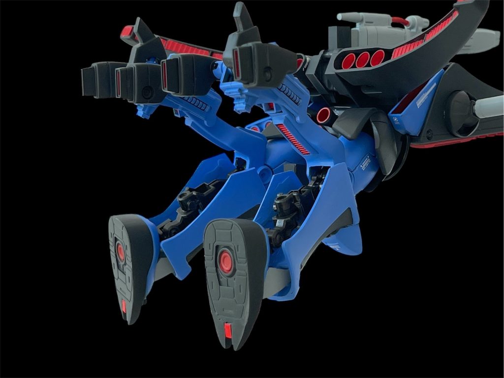 キット本来の脚部はMA変形に重きをおいた結果、膝が逆関節となっており通常方向に動かない仕様になっていましたが、今回は変形仕様はあきらめて通常関節としました。