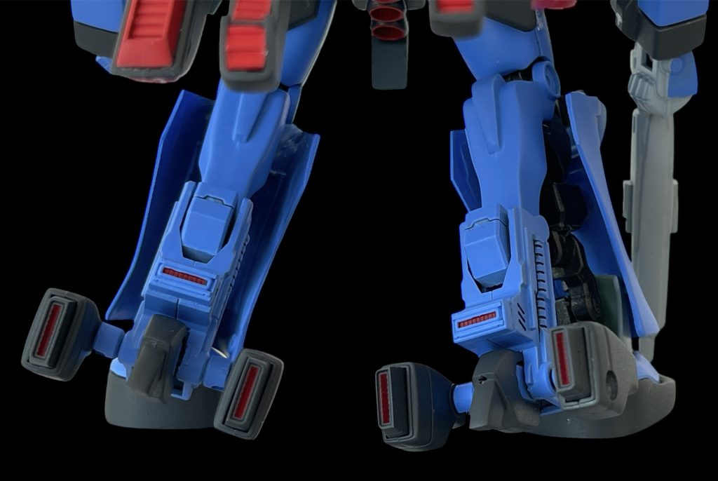 脚部スラスターは当初プラ板で延長しようかと思っていましたが、ザクIIの足関節パーツを挟み込むことで延長し、さらにディテールアップパーツを貼り付けました。