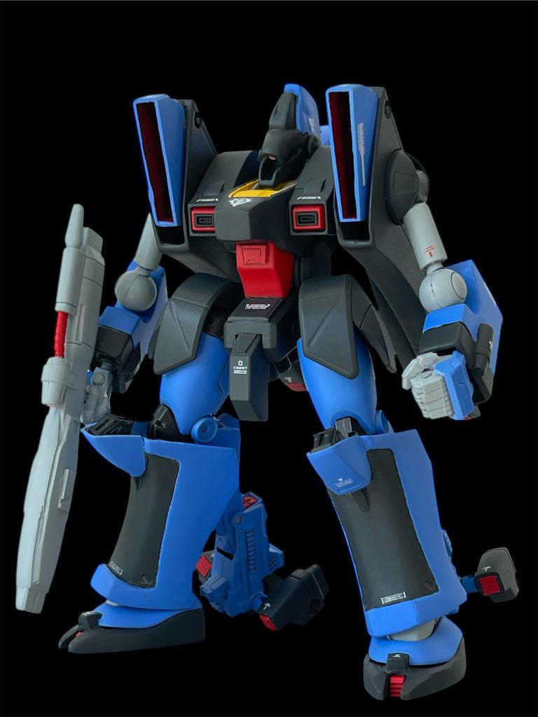 HGザクII(リバイブ版)のパーツを各所にミキシングしています。このキットで一番の要改修ポイントと言える足周りについては、スネと後ろ脚(脚部スラスター)を除いて関節も含めてほぼザクIIパーツです。その他にもMGドワッジ改(股間部や肩)、EGガンダム(膝裏)、HGオリジンザク(脚関節)などのジャンクパーツも使用しています。