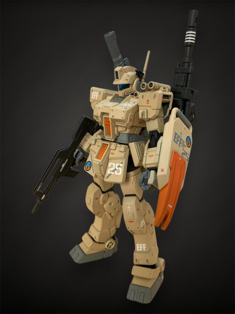 武装状態。右肩にはオリジンガンダムより移植したショルダーキャノン。左には陸戦型ガンダムのロングライフルを少しショート化したものをラックに取付け(こちらはキャノンではなく手で構えて戦う武器です)。ビームライフルはアレックスのもの。シールドも陸戦型ガンダムのものです。たくさんの武器を持ったMSにしたくて武器をかき集めました。