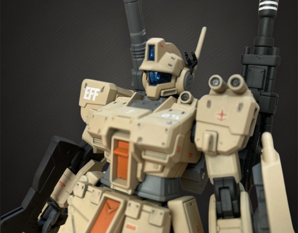 黒サフにタンを塗装しています。どうしても陸戦タイプのMSは戦車やデザートカラーにしたくなります。差し色に何箇所かオレンジを使っており、ここは陸戦型ジムを意識しました。デカールはモロッコジムや局地型ガンダムなどを使用。トリントンの部隊マークはどなたかが作られていたジムに貼られていて良い感じだったのでマネさせてもらいました。