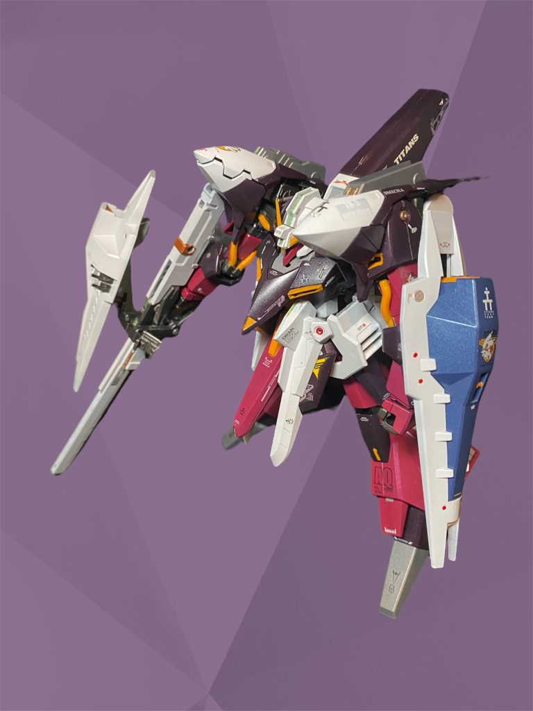 TR-5フライルーは、もともと拠点侵攻用装備であるファイバーのコアユニットとして用意されたものであり、それ単体でも領域支配MAと呼ばれるほどの戦闘力を持つ。「シュミレーター状況終了。どうだ?エリシア。ギャプランの強化プランの感想は?」アルカスル艦長、フォルマ・ガードナーはシュミレーターを終えたエリシア・ノクトンに尋ねた。「一言で言えばお話しになりませんわね!」「火力、機動力、防御力、索敵能力、数値上は全てのバロメータでノーマル状態を上回っているハズだが⁈」このプランの導入を勧めているヤハギ・フランジバックは尋ね返す。「たしかにチャート上は総合力の上がったバランスの取れた機体、とおっしゃりたいんでしょうけど。。。所詮は強化人間でなくとも乗れるように施された、“型にはめ直した”ような改修。NTという突出した才能を活かせるような“何か”が圧倒的に感じられませんの。」「なるほどね、さすがオーガスタ研の誇るNTのエリシア嬢はもっと尖った機体を御所望ってことか。まぁ、同じティターンズと言えどコンペイトウ技術本部は“委員会”とは別系統の組織だから無理して導入する義理もないし、この件はしばらく検討ってとこかな。新しい作戦が入った。衛星軌道上でエゥーゴ艦が通信衛星のジャックを進めているらしい。現時点で軍事的に重要な目標では無いが、我が艦隊にはこれを阻止、最悪の場合は衛星ごと破壊しろとの命令だ。」