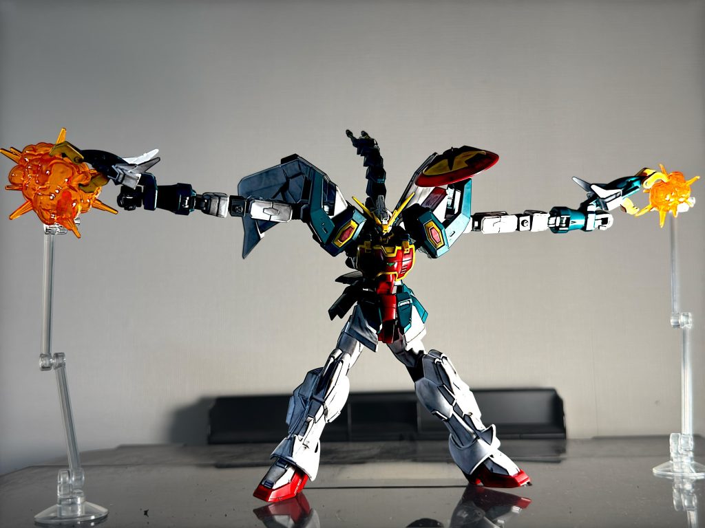 アニメのアルトロン初回起動時にビルゴ2機を撃破したときの印象が強く、ぜひ再現したかったのでやってみました。 ドラゴンハングの長さは画角の関係で左右調整していますが、伸ばしても保持できるのは流石最新キット。