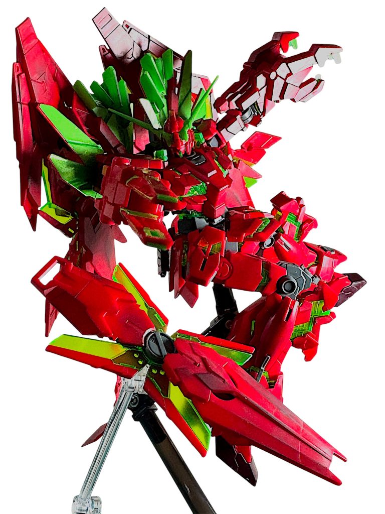 腕に装備出来ないですが、余剰でシールドが組めるので、シールドファンネルとして配置。 ポロリも多いですが、盛り沢山の武装で組み応え抜群のキット。