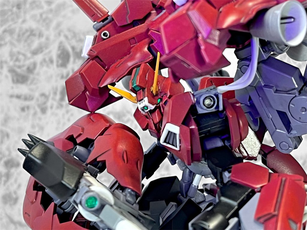 ・精密射撃形態基本形態では可動域が狭く射撃姿勢の制御が困難である為、長距離射撃は装甲を排除して行う。