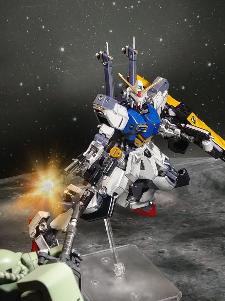 手持ちのショットガンで攻撃❗️資料が無いので想像になりますが、左手の銃はエアブラシ的なやつかな❓️