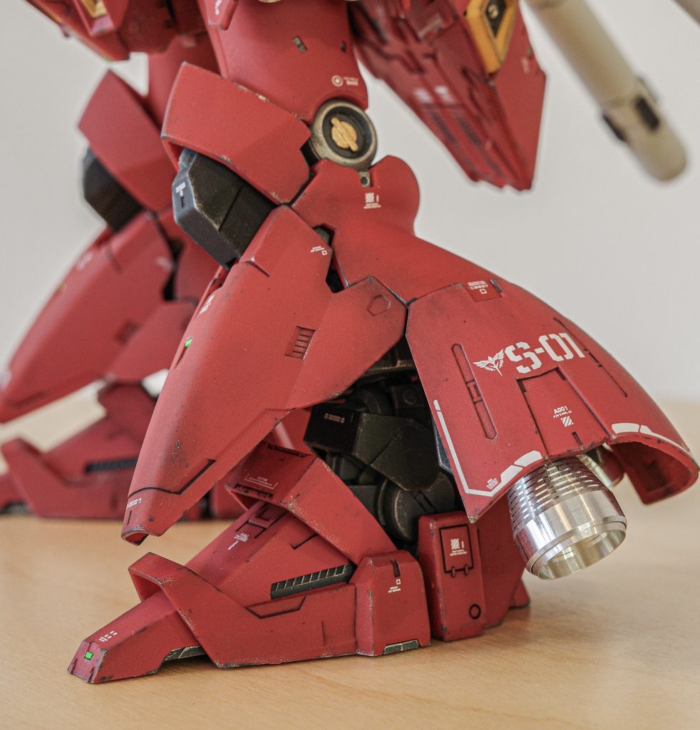 シャアのことなので、デブリや小惑星を足で蹴って機体を加速させることもあるのではと想像し、足元にはウェザリングを多めに施しました。