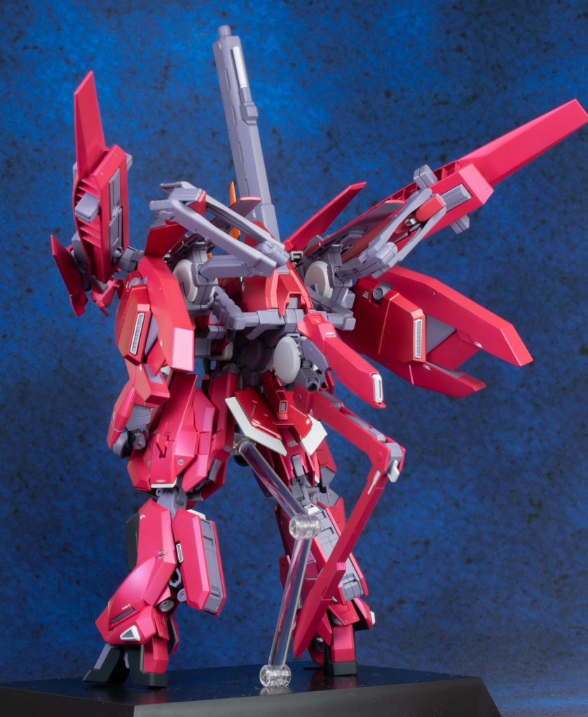 バーザムⅡの背骨部分にアクア・ハンブラビⅡのブーストポッドを接続して合体させています。