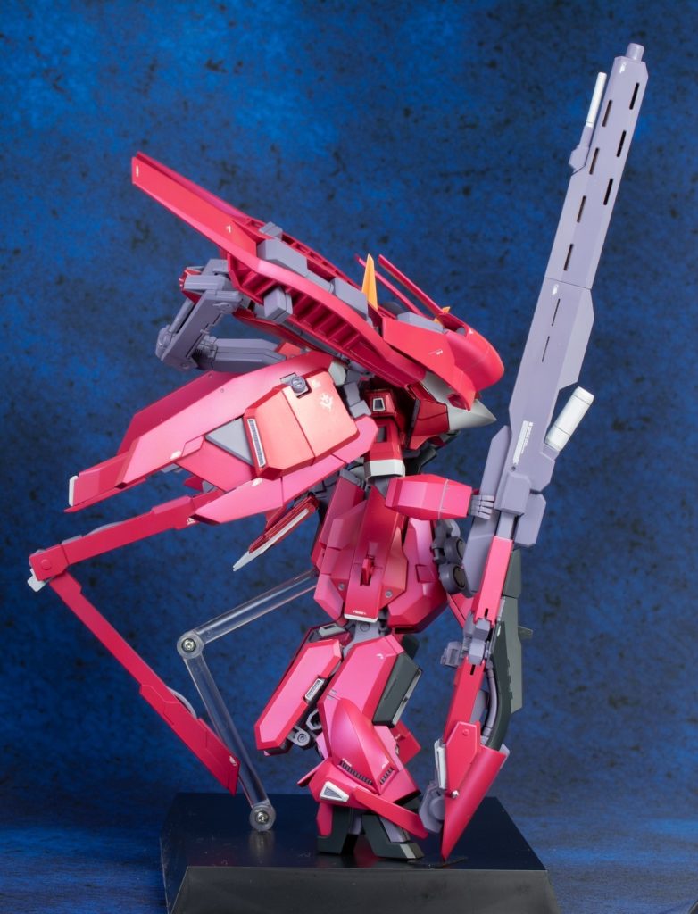 主な自作パーツは両肩のウイングバインダーとハイメガキャノンユニット、CSBのバレル部分です。