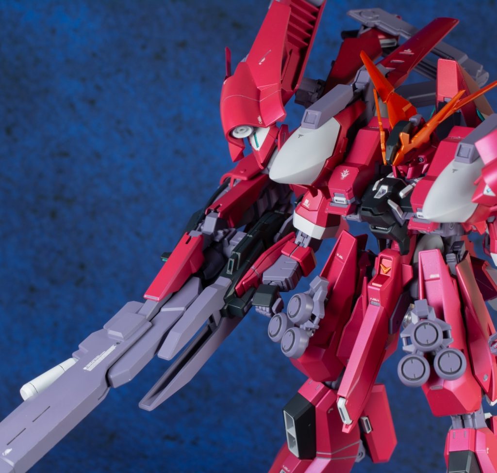 CSBはバーザムのビームライフル経由で腕にマウント可能。非常に重いため片手で保持できません。