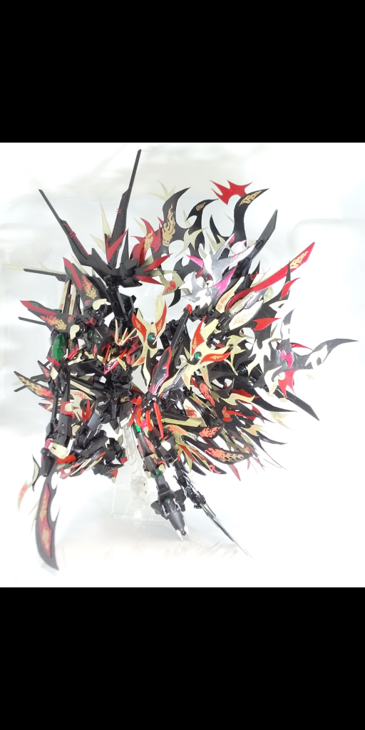 右翼は神鳴(かみなり)左翼は神焔(かえん)をモチーフに。全体的なシルエットは龍×不死鳥、カラーリングは言わずもがな。W0炎をベースにストフリ、バルバトスルプスをミキシングのメインにしています。後はプラ板を切り貼り、トライバルフレイムはフリーハンドで頑張りました。