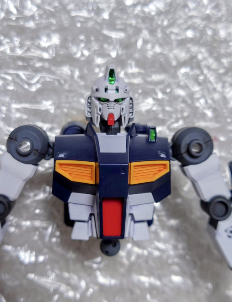 センサー、ツインアイには余っていたRGνガンダムのリアルスティックデカールを使用同様に、各部にデカールを貼ってディティールアップ