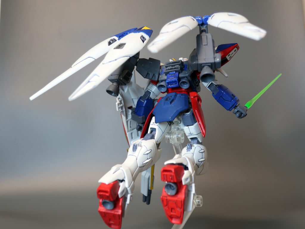 バーニアの多いウイングゼロ。ここで稚拙な筆塗りクオリティがいくつか露呈＞＜バックパックの2つのバーニア間の部分も設定どおりブルーで塗装するとぐっと劇中イメージに近づくのでオススメです。