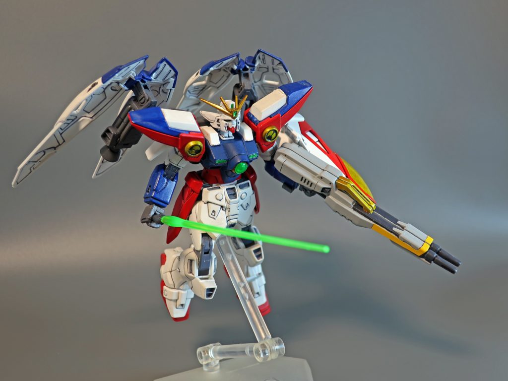 こだわりはウイングバインダーの裏側をアニメ同様にホワイト一色で仕上げているところです。特に上端の青い部分の裏側もホワイトにすると「白い機体」としてのイメージが強くなりその肩や胸部のカラフルさからおもちゃっぽいと言われる雰囲気が結構抑えられるのでお気に入りです。一方でROBOT魂とかだとここがグレーになってまた別の印象になっていますね。