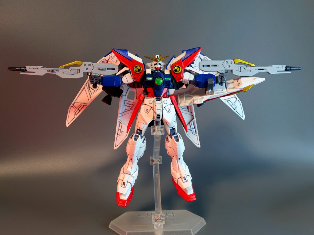 定番のローリングバスターライフル、いわゆるロリバス。本キットのシールドは腕とのジョイント部より上側がだいぶボリュームがあり肩アーマーやウイングに干渉しやすくこのポーズを取るのがかなり難しいんですよね。ウイングをほぼ真後ろまで向ければ干渉は回避できますが今回は写真のようにバインダー展開状態でポーズを取りかったのでご覧の通り上腕を軽く後ろ方向にロールさせ手首だけまた水平に戻すことでなんとかクリアしました。