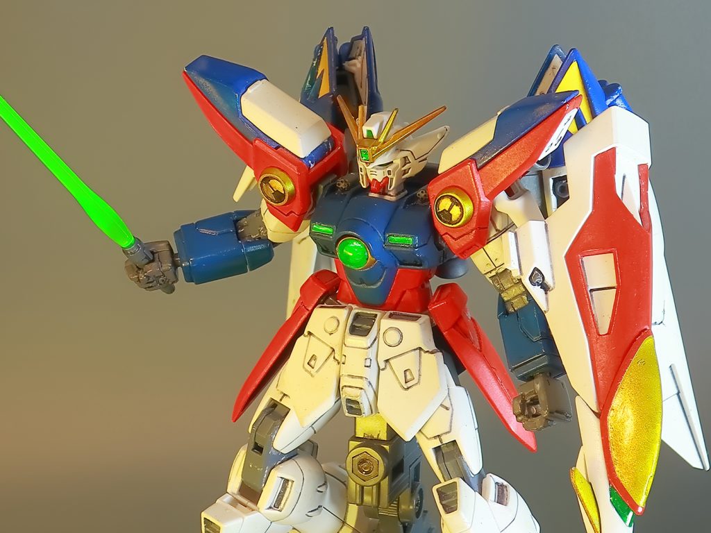 最終回のエピオン戦のマシンキャノン発砲イメージ。旧1/60やMETAL ROBOT魂のように回転機構が再現されていればマシンキャノンの砲身も太く存在感が出るのですがカバーを外しての露出式だとどうしても構造上ボリューム不足感が否めませんね…^^;