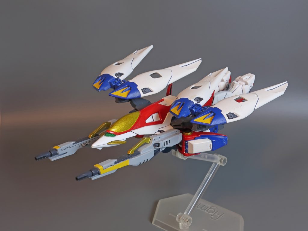 ネオバード形態。上のロリバスの項でシールドの長さについて触れましたがおそらく本キットはMS形態で従来キットより足長プロポーションになったためにバード形態のフォルムにおいても下半身が長くなってしまっていてその帳尻を合わせるためにシールド長も長くなってしまったのではないかと推察しています。アニメやイラスト等2Dだと機種や翼を大きく印象的に描いて下半身部分はオマケ程度に小さくすれば飛行モード感を出せるのが強みですが3Dのプラモデルではそうはいかないのが難しいところですね。シールド先端のゴールドがやたらギラついていますがたしか今は無きタミヤのミニ四スプレーのブライトゴールドで吹いた記憶があります（笑）