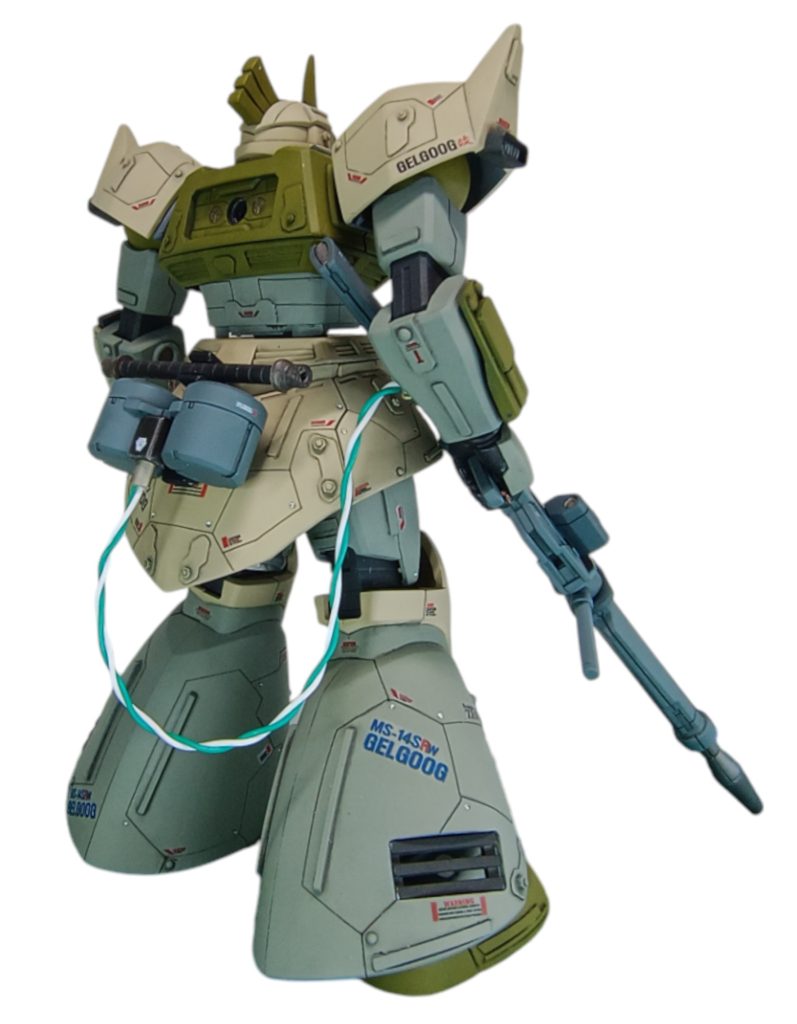 長物ロングレンジビームライフルを持たせエネルギータンクを追加。ナギナタも腰に固定。陸戦型ということで、脚には排気用の格子をつけてみました。