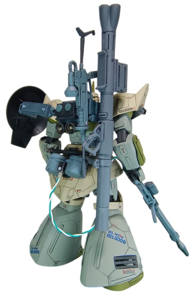 そして、バックパック追加です。リックドム用のバーニアをいただきました。ビームライフルとORIGINザクバズを装着。右腕は装甲に差し替え。