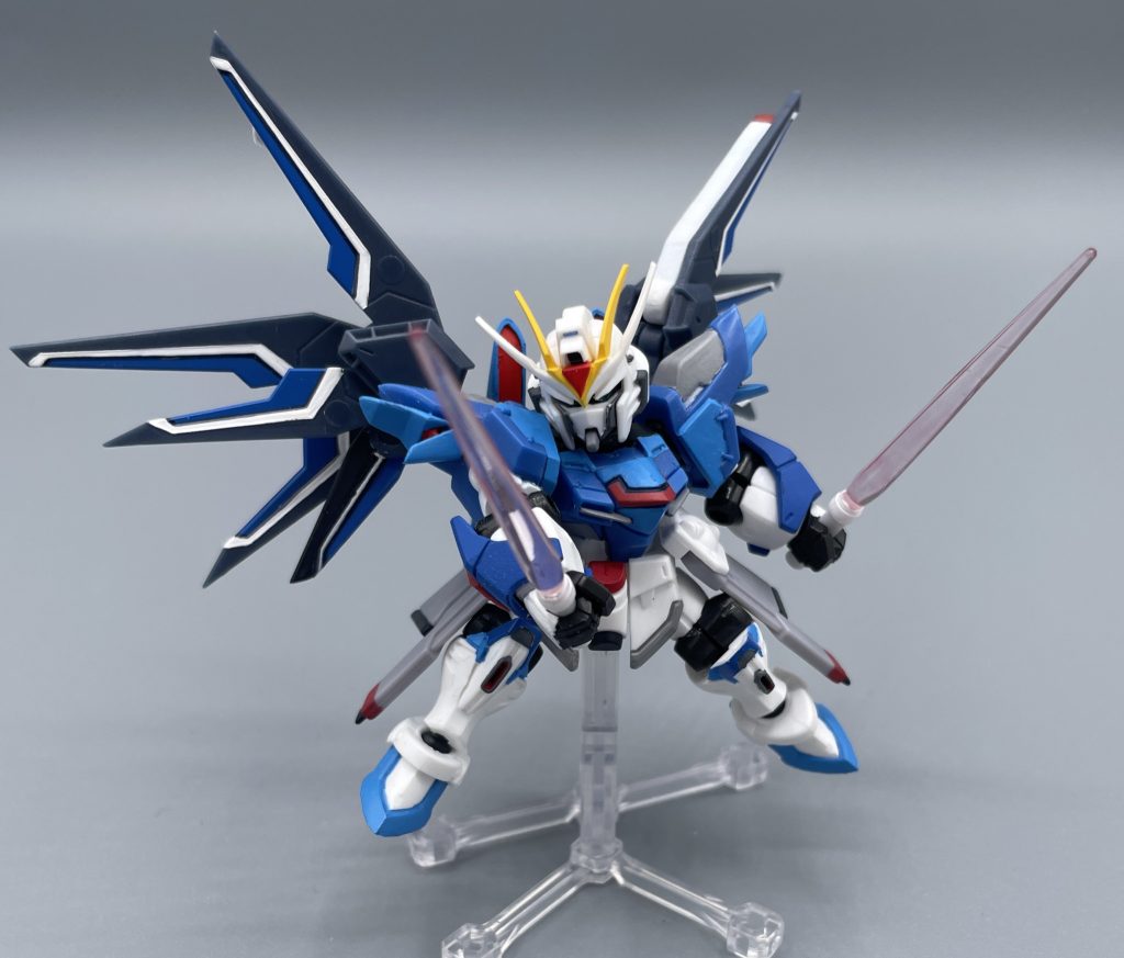 ヴェルシーナ ビームサーベル コバルトブルーの成形色の上に、水色を塗って二色ので間延び感を防いでいます。この配色が気に入ったので、HGにも逆輸入しました(笑)★HG版も見てやってください(*'ω'*)↓↓https://gumpla.jp/hg/2302062