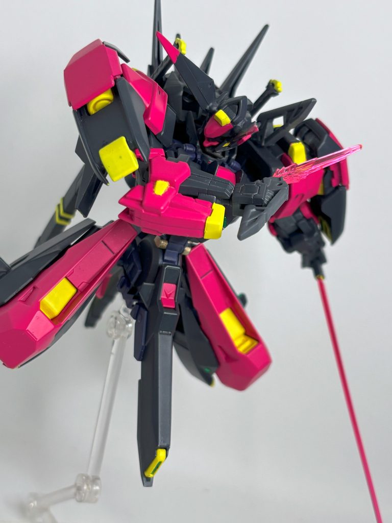 ビームブーメラン&ビームサーベル。アヴァランチ腕のGNビームサーベルは投げられないのでビルダーパーツのブーメランで代用。なお、メイン火力は物理属性の双刀なので近接武器はアーマーシュナイダーを持たせてる。(こちらでは未実装)