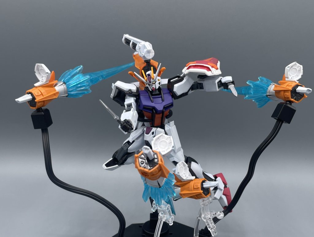 　SEED一期の物と名称は同じですが、フォールディング・レイザーやフツノミタマの技術も取り入れて鍛え上げられた折り畳み式ナイフ。　フェムテック装甲のMSを貫くに十分な威力を誇るが、超近接戦となるため、一般的には護身用的な武装であった。しかし、空間認識能力に長けたムウの場合はガンバレルの弾幕と共に敵機に接近し、MSを楽々と貫きます。