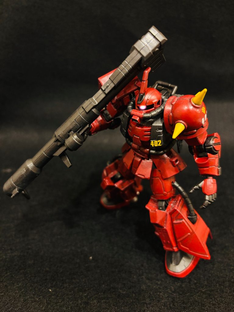 ジョニーのザクは、様々なバリエーションのあるザクの中でも一番好きです。情報量が多くてかっこいいデザインだと思います。Gフレームのケレンのきいたデザインによく合っていると思います。ちなみに、旧Gフレーム時代の商品ですが、最近出たリアルカラーザクから、フレームや一部パーツを拝借して、FA化してあります。アーマーを付け替えるだけかと思いきや、所々パーツの規格がやや違っていたために小改修が必要で、思ったより大変でした。