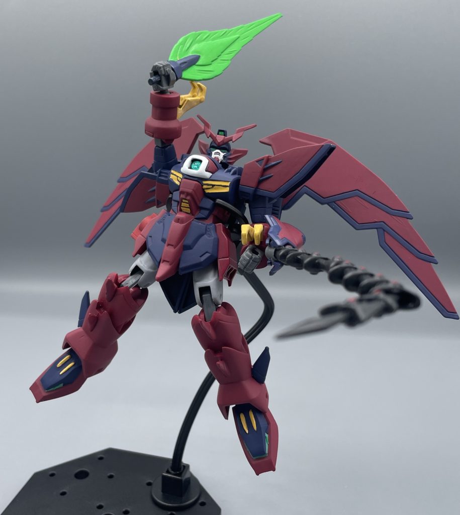 ハイパー・ビームソード!! エピオンの持つ最も高火力な武装。一撃で戦艦を沈めるほどの切れ味を誇ります。 本来は、右腰とソードの柄がケーブルで繋がっているデザインなのですが、旧キットではオミット。リード線などを用いて、簡単な改造で再現できそうですが、私は面倒くさいのでそれもオミット笑