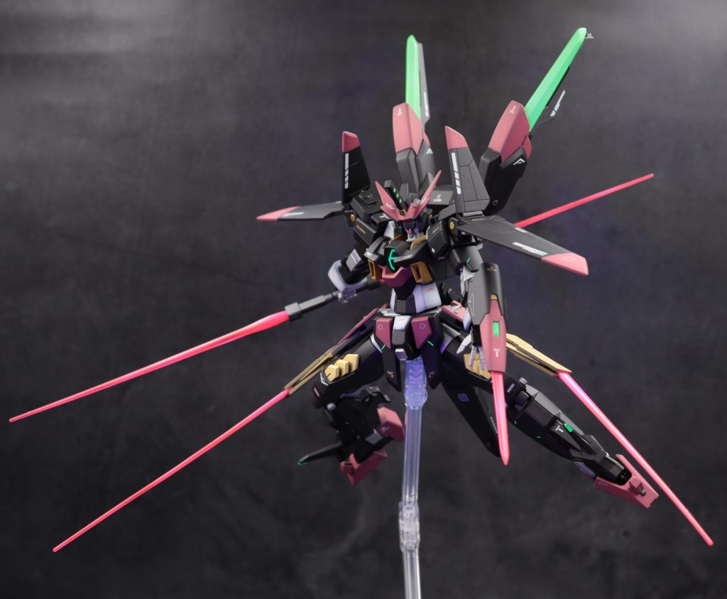 ショートシールドからはビームサーベルを発振出来ます。腰サイドはビームガンという設定でショートシールド同様にビームサーベルを。腰後ろにマウントしてあるビームサーベルは連結することができ、インフィニットジャスティスのように四方にビームサーベルを発振することも可能です。 