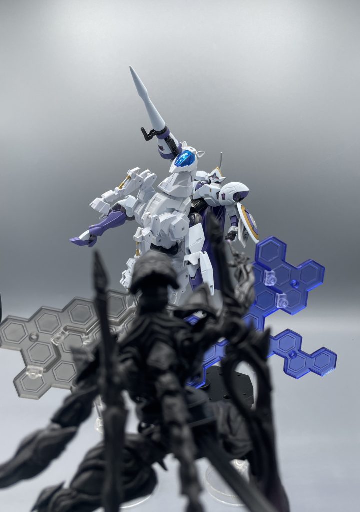 決着の刻！！！　　ミカエリスが最後に頼ったのは、愛馬ミカエルと自身のあばら骨から作られた突撃用ランス”イヴ” の存在であった。　果たしてどちらに勝利の天秤は傾くのか！！キャンプラ先生の次回作にご期待ください！と言いたいところですが、これ以上広げようがありません。打ち切りです（笑）　最後までご覧いただき、ありがとうございました(*^▽^*)