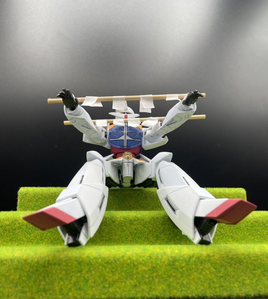 お決まりのポーズで〆ッ！　これまた∀ガンダムのネタのような決めポーズ(笑)　∀のどこか牧歌的な雰囲気は、こうした”生活感”に由来していると言えるかもしれませんね。　今ではすっかり市民権を得ている∀ガンダムですが、好みの分かれるＭＳであることに違いはないと思います。例えば、水星やジークアクスから入ったファンの方が、初見で∀ガンダムを見てカッコいいと感じるかと言われると・・・うーん、どうでしょう？(^^;笑　　”動くとカッコいい”と言われますが、”自分で作るとよりカッコ良く感じる”と私は思っているので、是非とも立体物で触れて欲しいなと思っています。　ＭＧやＨＧＣＣのキットは出来も良いですし、定期的に再販して、いつでもお店でガンプラを手に取れるようになると良いなと思っています。　最後までご覧いただき、ありがとうございましたヾ(≧▽≦)ﾉ✨✨