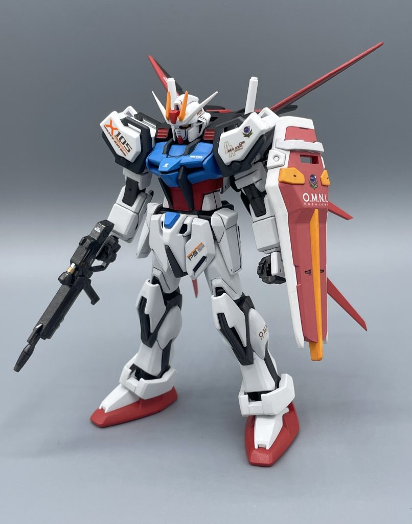 GAT-X105 STRIKE GUNDAM アニメ放送当時に発売された1/144HGのストライクです。大河原邦男先生の描かれた設定画に見事なまでに忠実に立体化されています。 現在の目で見ると野暮ったく見えますが、私はこの造形が大好きです。★1/100もカッコいいいので、是非見て下さい(*^^)v↓↓https://gumpla.jp/old/2030515
