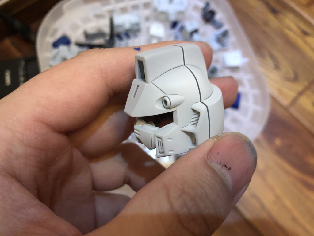 頭部は大変なので、手を抜いて合わせ目消しをしていません