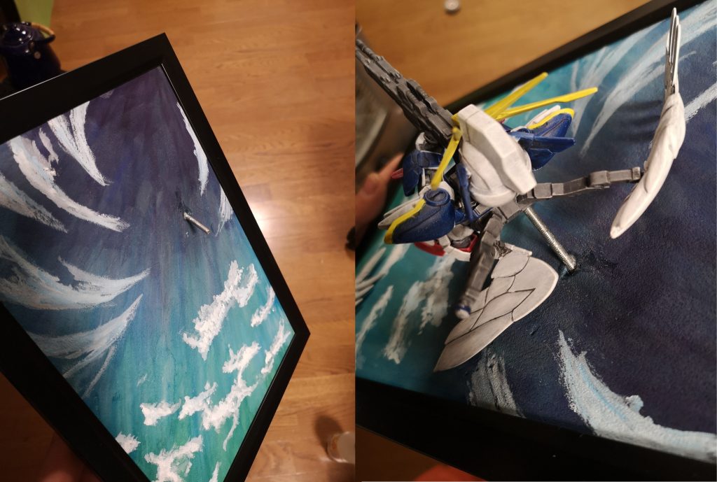 額縁への取り付けは片側の小さいウイングを取り外し、バックパックの穴にボルトを突き刺すだけ!とっても簡単ただし、プラモ本体のパーツは接着するか硬めに固定しないと、もれなく落下して床で弾け飛びます(笑)