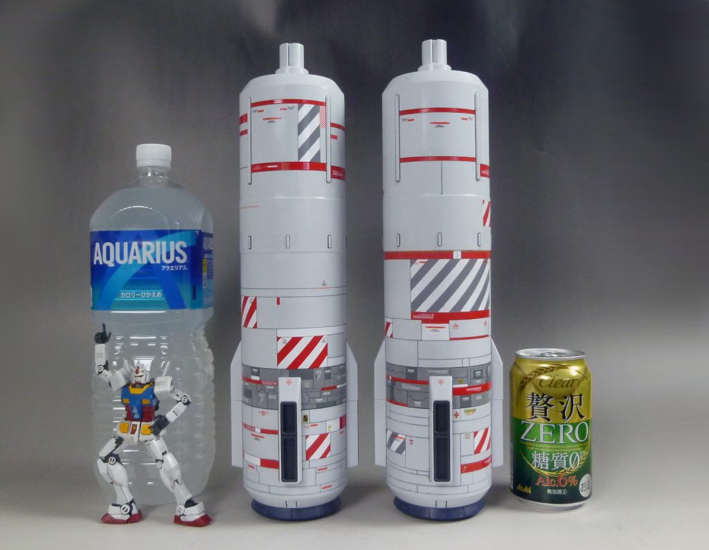 シュツルムブースター(プロペラントタンク)は、左右で全く違うデザインにしています。