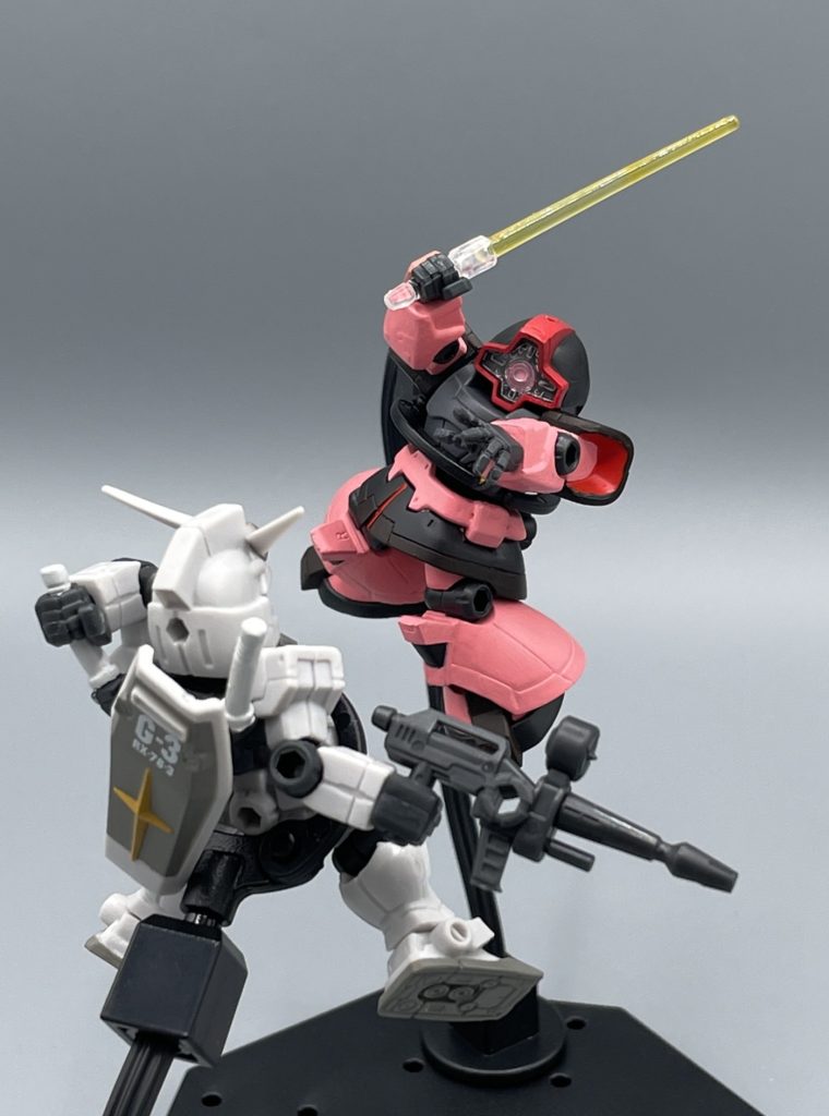 ヒートサーベルだかビームサーベルだか設定の定まらない武装で攻撃!