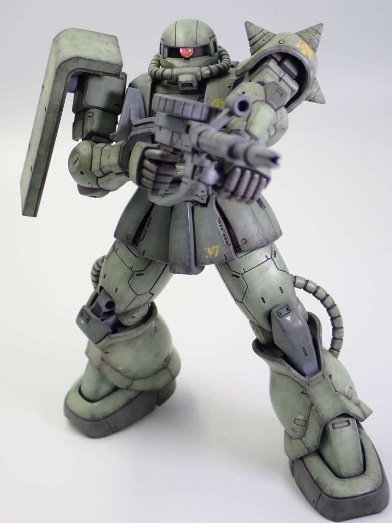 やはりザクは肘が上を向く、安彦良和さん的ポーズがいいです