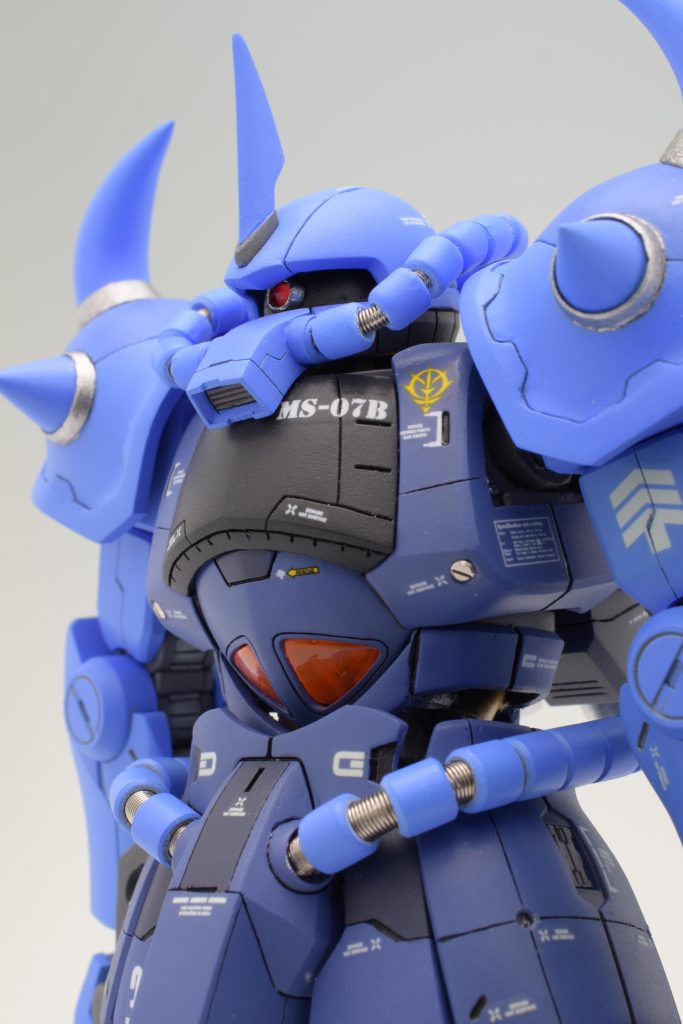 腰部のディティールはシリンダー露出としてます。肩幅詰は基部を一段内側へ…少しわかりずらいですね。サイドスカートの凹み部のディテはプラバンで作成しはめ込みました。