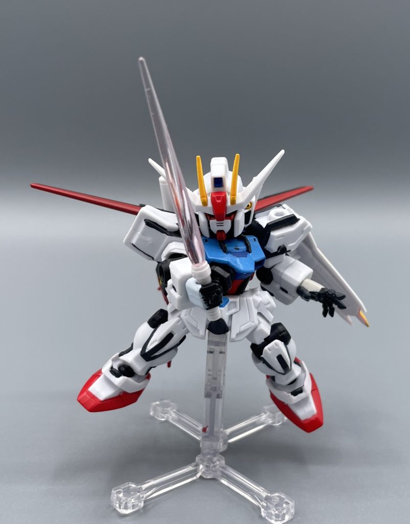 ビームサーベル サーベルやナイフは武器セットに付属。この状態にするなら1,500円必要ですが、このクオリティーなら安いと自分は思います。※平手は付いてきません。。。 ガチャなので何が出るか分かりませんが、ストライク以外にはユニコーンガンダム(ユニコーンモード)やギラズールが収録されています。正直、どのMSが出ても当たりです。 現在、再販もされているので見かけたら回してみるのオススメです(*^^)v